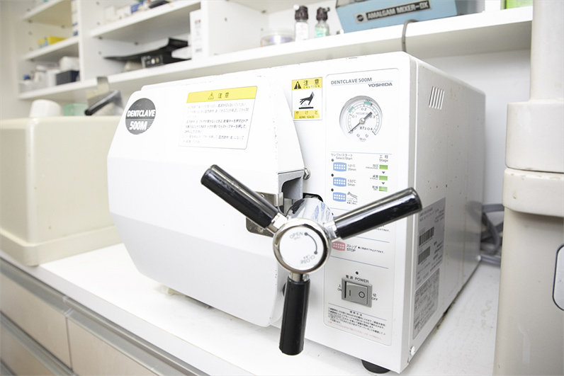 滅菌処理した器具と使い捨て製品で、清潔な歯科医療を提供